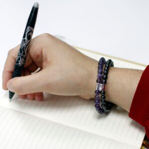 Pulsera doble de cuentas de amatista y de hematita magnética unidas por un tubo con un árbol de la vida