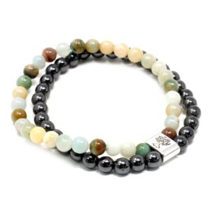 Pulsera doble de cuentas de amazonita multicolor y de hematita magnética con un tubo grabado con un árbol de la vida