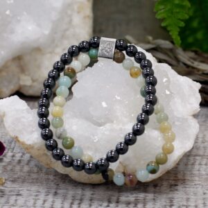 Pulsera doble de cuentas de amazonita multicolor y de hematita magnética con un tubo grabado con un árbol de la vida