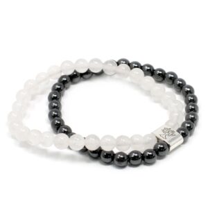 Pulsera doble de cuentas de cuarzo blanco lechoso y de hematita magnética con un tubo grabado con un árbol de la vida