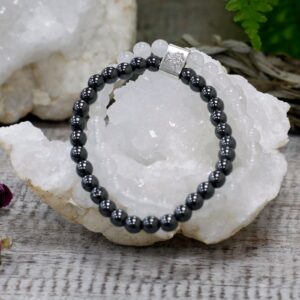 Pulsera doble de cuentas de cuarzo blanco lechoso y de hematita magnética con un tubo grabado con un árbol de la vida