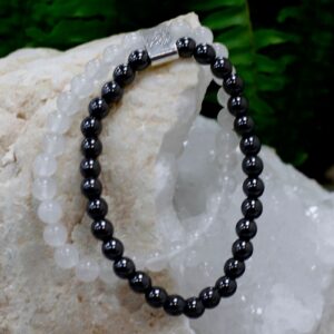 Pulsera doble de cuentas de cuarzo blanco lechoso y de hematita magnética con un tubo grabado con un árbol de la vida