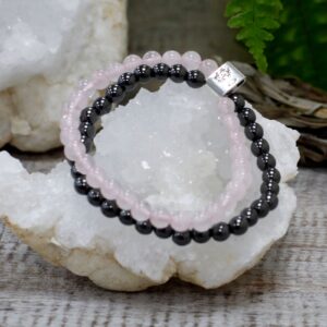 Pulsera doble de cuentas de cuarzo rosa y de hematita magnética con un tubo grabado con un árbol de la vida