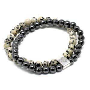 Pulsera doble de cuentas de jaspe dálmata y de hematita magnética unidas por un tubo con un árbol de la vida