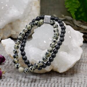 Pulsera doble de cuentas de jaspe dálmata y de hematita magnética unidas por un tubo con un árbol de la vida