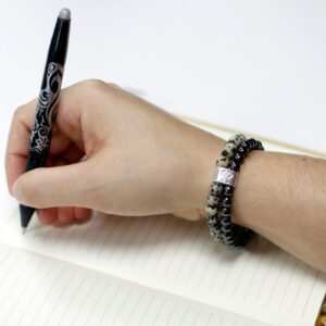 Pulsera doble de cuentas de jaspe dálmata y de hematita magnética unidas por un tubo con un árbol de la vida