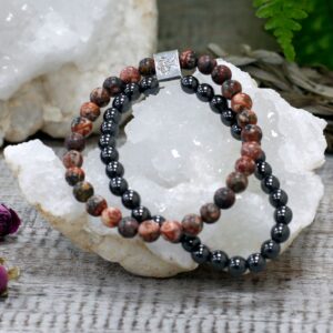 Pulsera doble de cuentas de jaspe piel de leopardo y de hematita magnética con un tubo grabado con un árbol de la vida