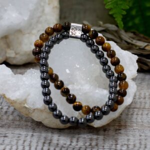 Pulsera doble de cuentas de ojo de tigre y de hematita magnética unidas por un tubo con un árbol de la vida