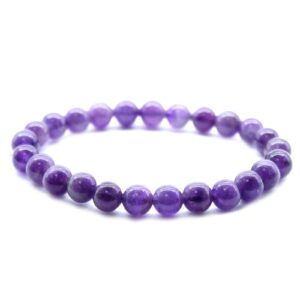 Pulsera elástica de cuentas redondas de amatista en tonos lila y morado sobre fondo blanco