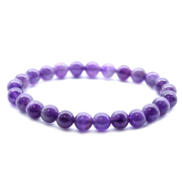 Pulsera elástica de cuentas redondas de amatista en tonos lila y morado sobre fondo blanco