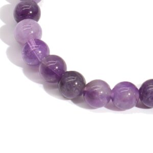 Pulsera elástica de cuentas redondas de amatista en tonos lila y morado sobre fondo blanco