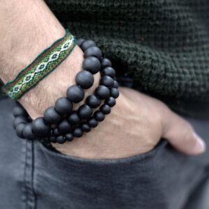 Tres pulseras elásticas de bolas de madera negra mate en grosor fino, medio y grueso