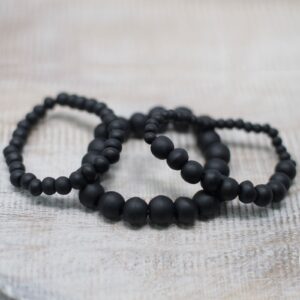 Tres pulseras elásticas de bolas de madera negra mate en grosor fino, medio y grueso