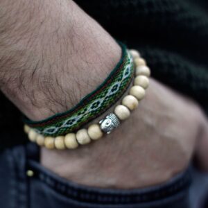 Pulsera elástica de cuentas de sándalo claras con una cabeza de Buda de tono plateado