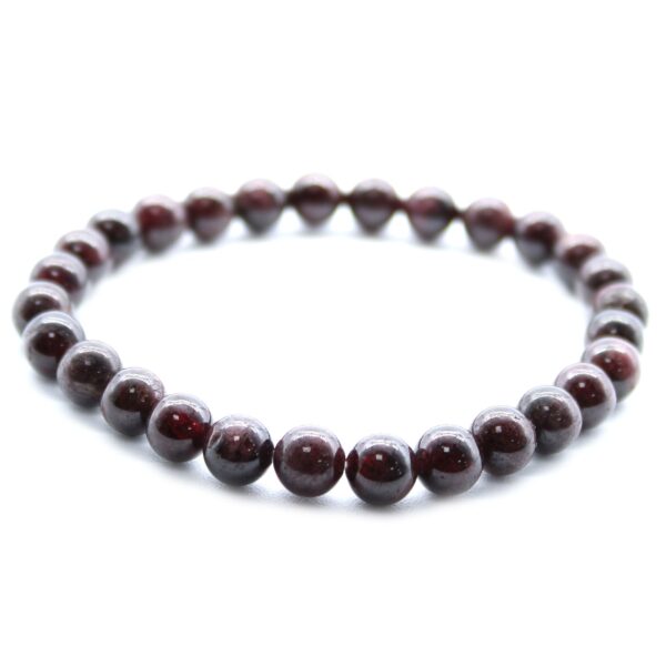Pulsera elástica de cuentas de granate rojo vino oscuro sobre fondo blanco