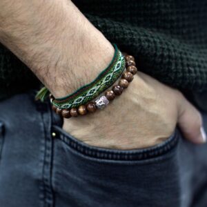 Pulsera elástica de cuentas de madera marrón con una cabeza de Buda de tono plateado