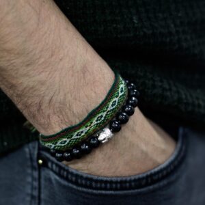 Pulsera elástica de cuentas de madera negra con una cabeza de Buda de tono plateado