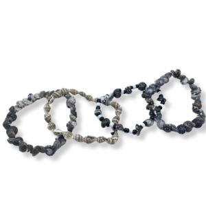 Cuatro pulseras elásticas de mini conchas de playa: conchas oscuras, conchas claras y conchas con cuentas blancas y negras; se envía una, modelo al azar