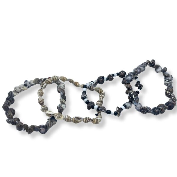 Cuatro pulseras elásticas de mini conchas de playa: conchas oscuras, conchas claras y conchas con cuentas blancas y negras; se envía una, modelo al azar