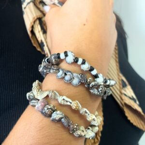 Cuatro pulseras elásticas de mini conchas de playa: conchas oscuras, conchas claras y conchas con cuentas blancas y negras; se envía una, modelo al azar