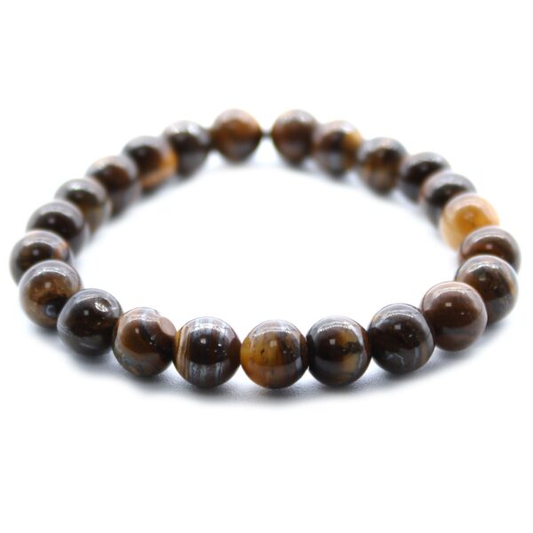 Pulsera elástica de cuentas de ojo de tigre en marrones y dorados sobre fondo blanco