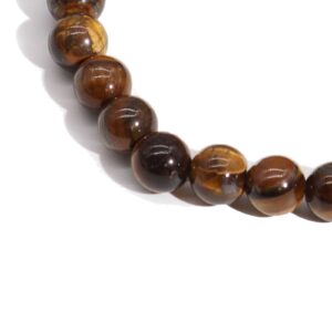 Pulsera elástica de cuentas de ojo de tigre en marrones y dorados sobre fondo blanco