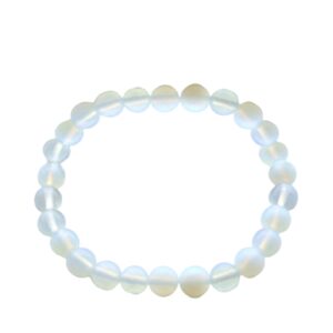 Pulsera elástica de cuentas de opalita, vidrio blanco lechoso con reflejos cálidos, sobre fondo blanco