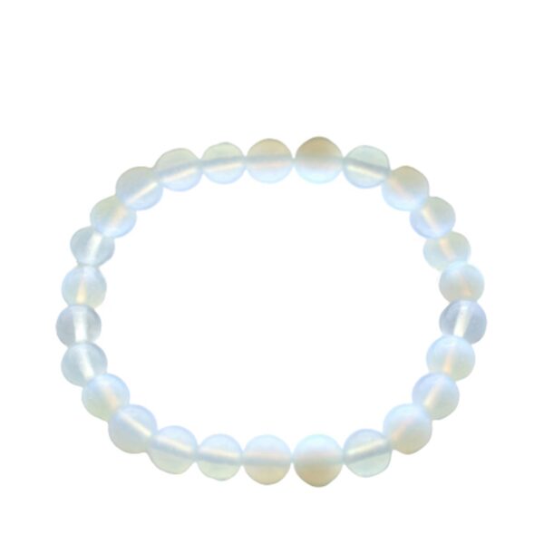 Pulsera elástica de cuentas de opalita, vidrio blanco lechoso con reflejos cálidos, sobre fondo blanco