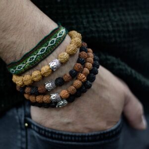 Cuatro pulseras de rudraksha con cabeza de Buda: negra, bicolor negra y marrón, marrón y tostada