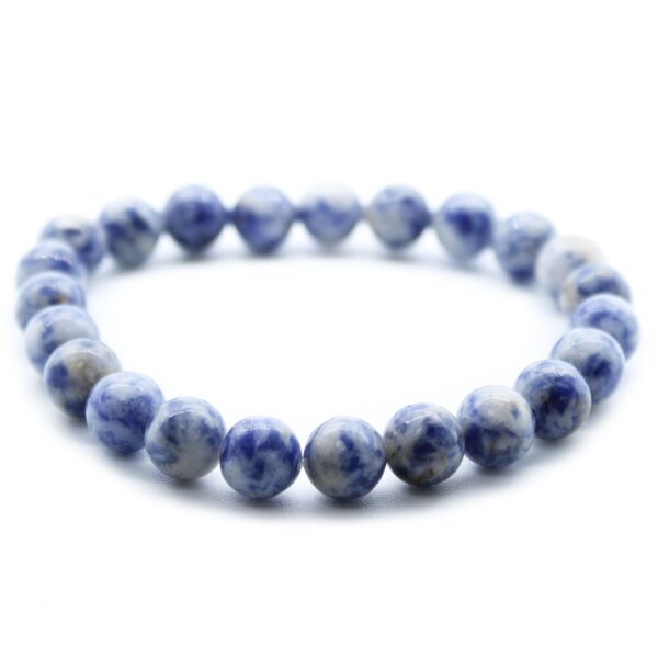 Pulsera elástica de cuentas de sodalita azul con vetas blancas sobre fondo blanco