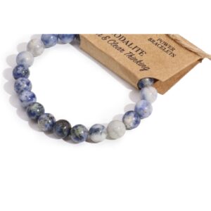 Pulsera elástica de cuentas de sodalita azul con vetas blancas sobre fondo blanco