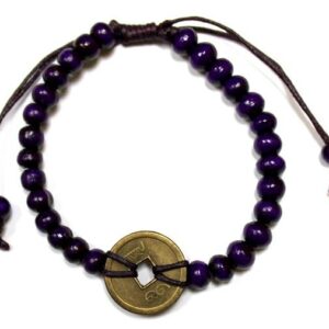Pulsera de cuentas de madera moradas en cordón marrón oscuro con una moneda china de tono bronce en el centro