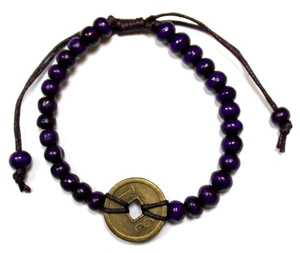 Pulsera de cuentas de madera moradas en cordón marrón oscuro con una moneda china de tono bronce en el centro