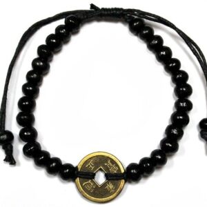 Pulsera de cuentas de madera negras en cordón negro con una moneda china de tono bronce y agujero cuadrado en el centro