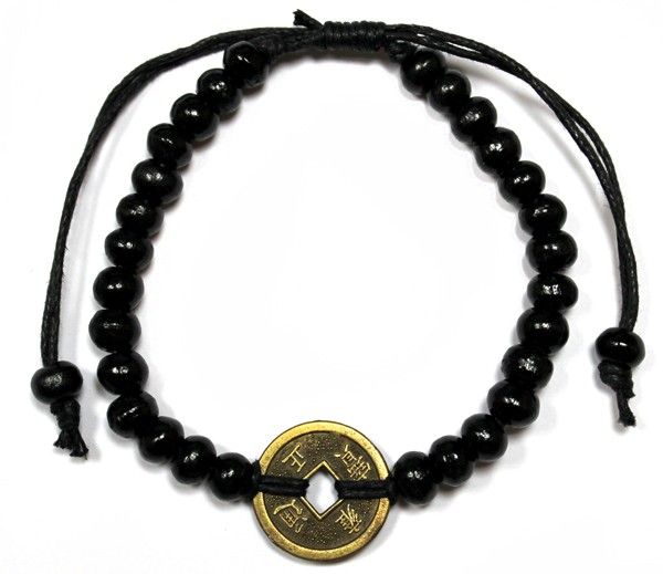 Pulsera de cuentas de madera negras en cordón negro con una moneda china de tono bronce y agujero cuadrado en el centro