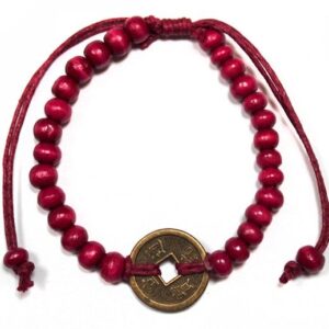 Pulsera de cuentas de madera rojas en cordón rojo con una moneda china de agujero cuadrado en el centro