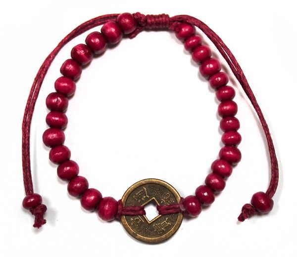 Pulsera de cuentas de madera rojas en cordón rojo con una moneda china de agujero cuadrado en el centro
