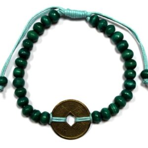 Pulsera de cuentas de madera verde oscuro en cordón azul verdoso con una moneda china de tono bronce en el centro