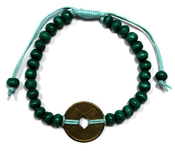 Pulsera de cuentas de madera verde oscuro en cordón azul verdoso con una moneda china de tono bronce en el centro