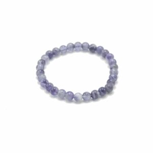 Pulsera elástica de cuentas redondas de amatista lila con bandas blancas sobre fondo blanco