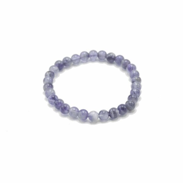 Pulsera elástica de cuentas redondas de amatista lila con bandas blancas sobre fondo blanco