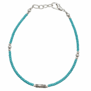 Pulsera fina de cuentas diminutas color turquesa con un tubito metálico grabado en el centro, mosquetón y cadenita, sobre fondo blanco