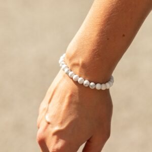 Pulsera elástica fina de cuentas de howlita blanca con vetas grises de 6 mm