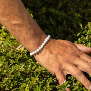 Pulsera elástica fina de cuentas de howlita blanca con vetas grises de 6 mm
