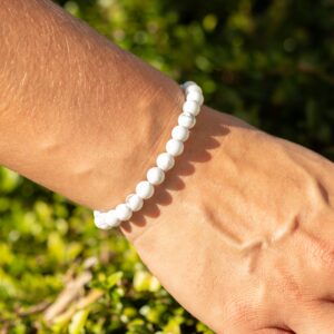 Pulsera elástica fina de cuentas de howlita blanca con vetas grises de 6 mm