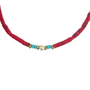Pulsera fina de tubitos rojo coral con grupos de cuentas turquesa, bolitas doradas y una perlita blanca en el centro, sobre fondo blanco