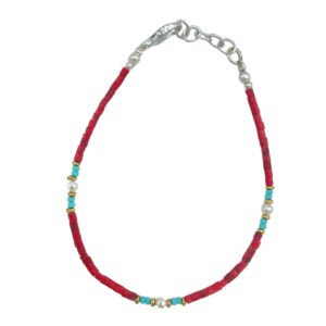 Pulsera fina de tubitos rojo coral con grupos de cuentas turquesa, bolitas doradas y una perlita blanca en el centro, sobre fondo blanco