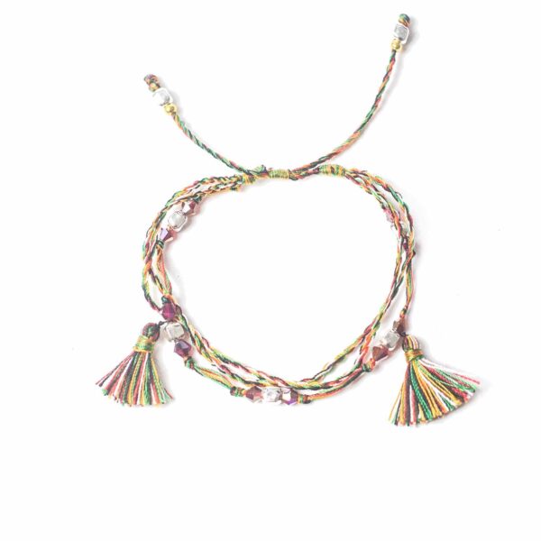 Pulsera de hilo trenzado en amarillo, rojo, negro, verde y blanco con cuentas burdeos, cuentas plateadas y dos borlas