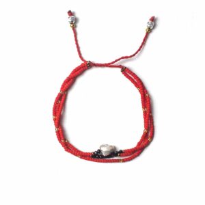 Pulsera de tres vueltas de cuentas rojas con cuentas doradas y un corazón plateado, con cordón rojo ajustable
