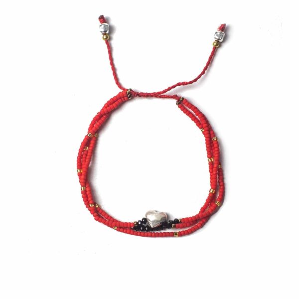 Pulsera de tres vueltas de cuentas rojas con cuentas doradas y un corazón plateado, con cordón rojo ajustable